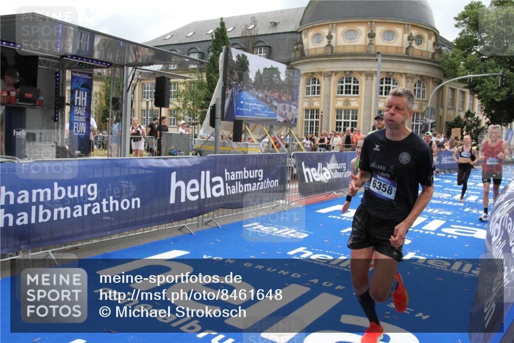 29.06.2025 - hella hamburg halbmarathon Michael Strokosch http://msf.ph/oto/8461648 29.06.2025 10:32:58 Ziel 4463, 4749, 6358, 10453, 12290, 16425, 18679, 18687, 19059 meine-sportfotos.de