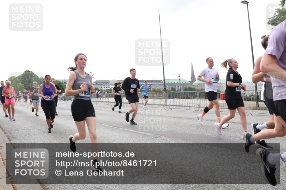 29.06.2025 - hella hamburg halbmarathon Lena Gebhardt http://msf.ph/oto/8461721 29.06.2025 10:32:00 Lombardsbrücke 358, 898, 12319, 1734, 981, 1235, 1311, 1373, 1844, 1879, 1987, 2349, 2384, 2672, 2831, 2832, 2943, 3022, 3221, 3239, 3358, 3396, 3397, 3424, 3571, 3681, 3707, 3751, 3752, 3778, 3822, 4314, 4365, 4605, 4877, 4924, 4953, 5156, 5496, 5601, 5658, 5743, 5965, 6160, 6218, 6252, 6546, 6573, 6640, 6718, 6727, 7135, 7239, 7295, 7334, 7344, 7535, 7570, 7695, 7789, 7816, 7898, 8175, 8304, 8538, 8620, 8806, 9078, 9104, 9183, 9206, 9478, 9812, 9883, 10240, 13724, 17404, 17517 meine-sportfotos.de