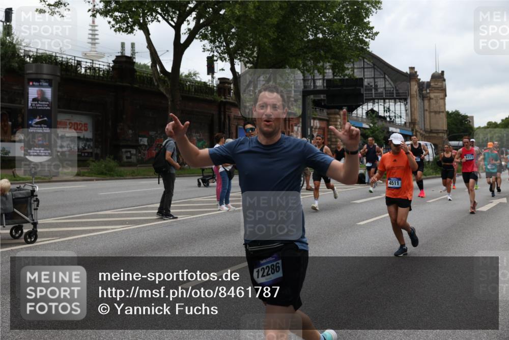 29.06.2025 - hella hamburg halbmarathon Yannick Fuchs http://msf.ph/oto/8461787 29.06.2025 10:56:50 20KM 1114, 1126, 1194, 1212, 1420, 1427, 1531, 1674, 1851, 2447, 2582, 2683, 2911, 3001, 3182, 3248, 3625, 3740, 4389, 4511, 5763, 6311, 6602, 6752, 6966, 7453, 7869, 8068, 8176, 8721, 8730, 9306, 11180, 11310, 12004, 12008, 12286, 12571, 12836, 12978, 13739, 13874, 13939, 14348, 14677, 14917, 16688, 17096, 17119, 17142, 17818, 18382, 18530 meine-sportfotos.de