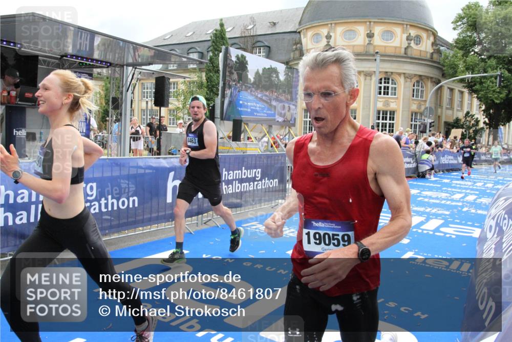 29.06.2025 - hella hamburg halbmarathon Michael Strokosch http://msf.ph/oto/8461807 29.06.2025 10:33:01 Ziel 4463, 4749, 10453, 11169, 12290, 18679, 19059 meine-sportfotos.de