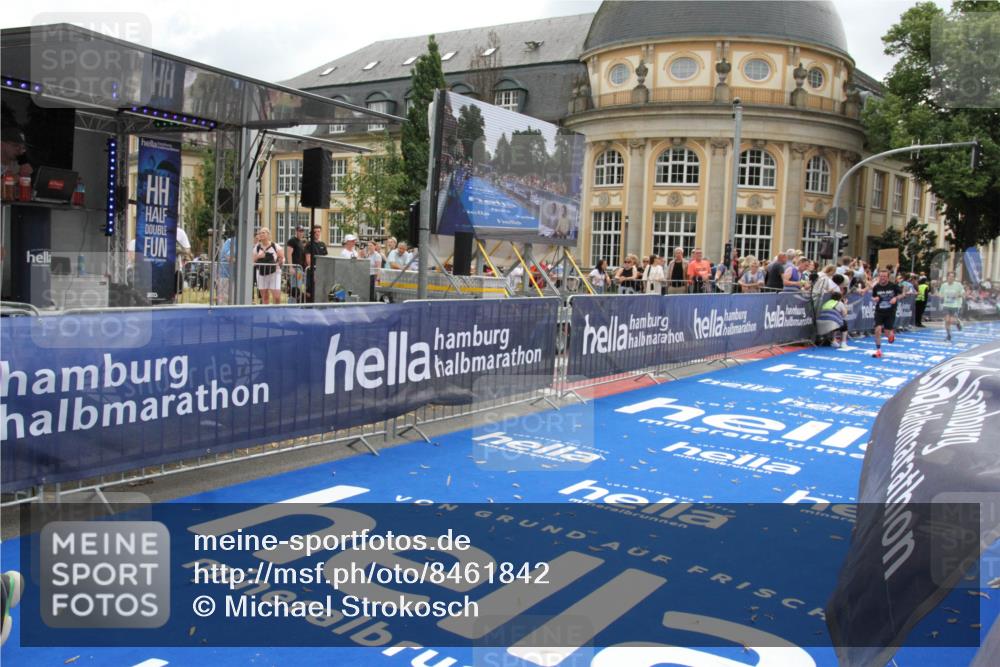 29.06.2025 - hella hamburg halbmarathon Michael Strokosch http://msf.ph/oto/8461842 29.06.2025 10:33:01 Ziel 4463, 4749, 10453, 11169, 12290, 18679, 19059 meine-sportfotos.de