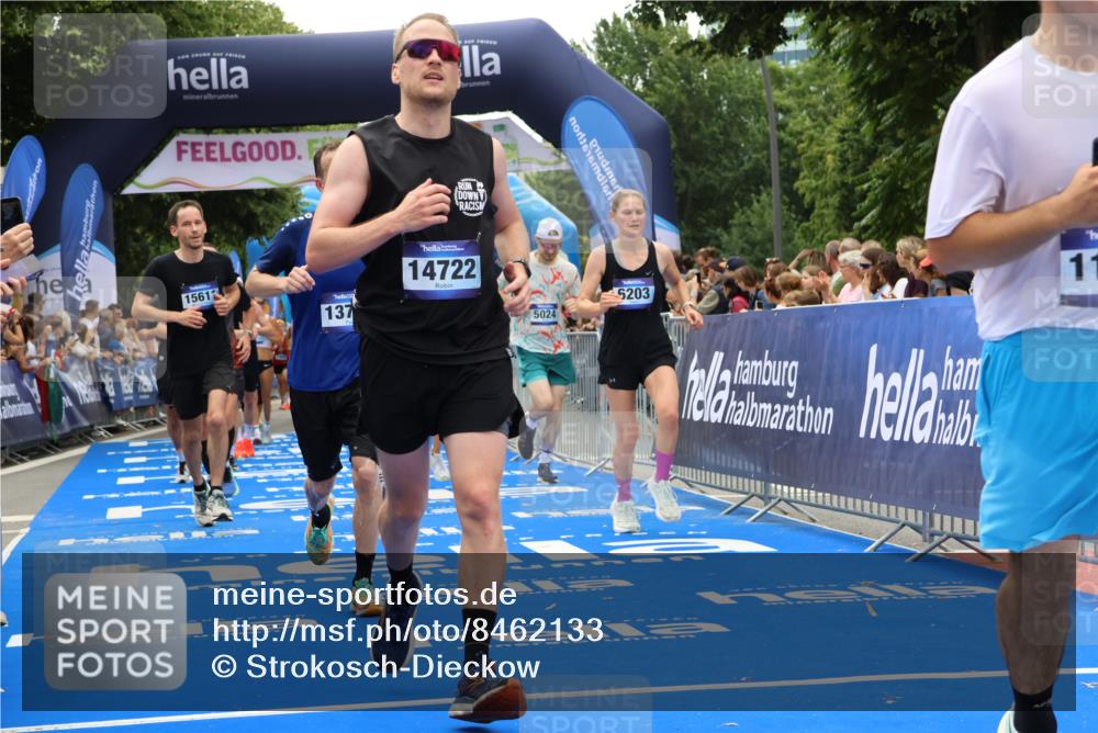 29.06.2025 - hella hamburg halbmarathon Strokosch-Dieckow http://msf.ph/oto/8462133 29.06.2025 10:47:19 Ziel 51, 1012, 2274, 2839, 2864, 2869, 5024, 5650, 6134, 6168, 6203, 6716, 7480, 8693, 9305, 10208, 10211, 10423, 11077, 11491, 11518, 13672, 13782, 14722, 15350, 15611, 15923, 16089, 16286, 16819, 17915, 18758, 18856, 18974 meine-sportfotos.de