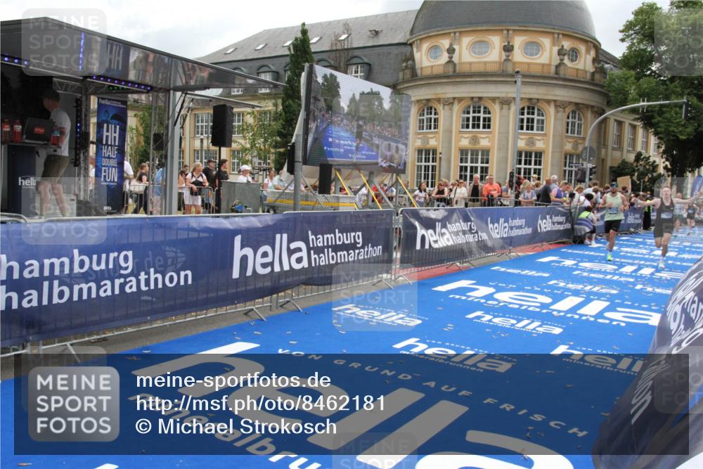29.06.2025 - hella hamburg halbmarathon Michael Strokosch http://msf.ph/oto/8462181 29.06.2025 10:33:09 Ziel 1910, 6473, 11169, 14276, 17802 meine-sportfotos.de