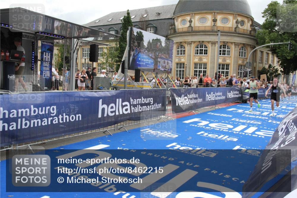 29.06.2025 - hella hamburg halbmarathon Michael Strokosch http://msf.ph/oto/8462215 29.06.2025 10:33:10 Ziel 1910, 6473, 14276, 17802 meine-sportfotos.de