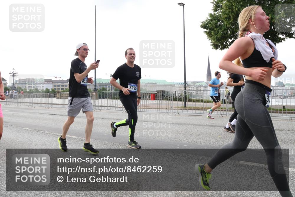 29.06.2025 - hella hamburg halbmarathon Lena Gebhardt http://msf.ph/oto/8462259 29.06.2025 10:32:02 Lombardsbrücke 8538, 184, 7295, 1235, 1311, 1373, 1844, 1879, 1987, 2349, 2384, 2672, 2831, 2832, 2943, 3022, 3221, 3239, 3358, 3396, 3397, 3424, 3571, 3681, 3707, 3751, 3752, 3778, 3822, 4314, 4365, 4605, 4877, 4924, 4953, 5156, 5496, 5601, 5658, 5743, 5965, 6160, 6218, 6252, 6573, 6640, 6718, 6727, 7135, 7239, 7295, 7334, 7344, 7535, 7570, 7695, 7789, 7816, 7898, 8124, 8175, 8304, 8538, 8620, 8787, 8806, 9078, 9104, 9125, 9183, 9206, 9478, 9812, 9883, 10240 meine-sportfotos.de
