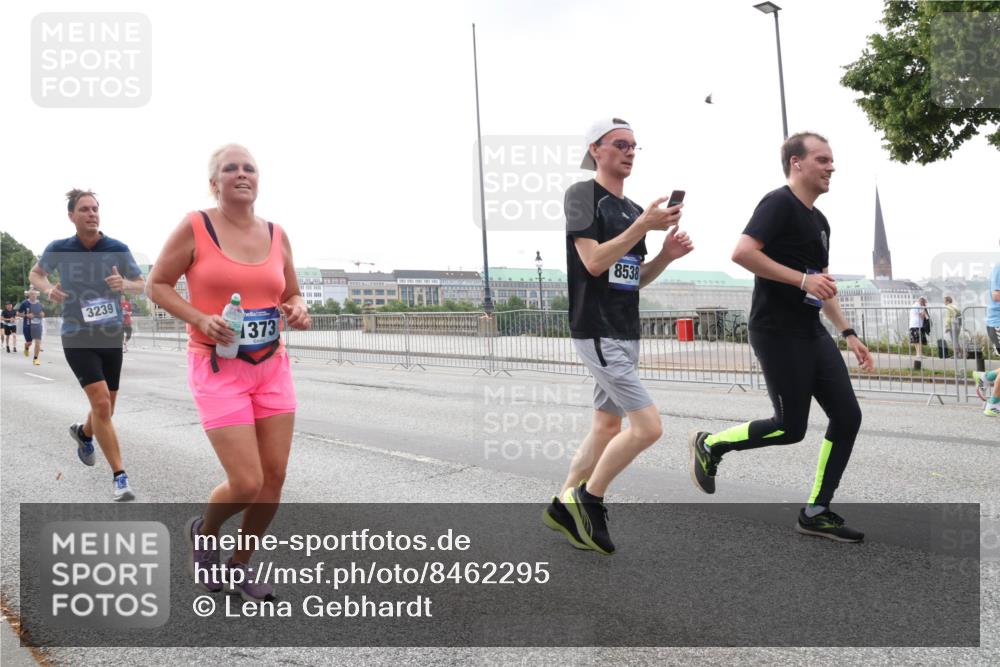 29.06.2025 - hella hamburg halbmarathon Lena Gebhardt http://msf.ph/oto/8462295 29.06.2025 10:32:03 Lombardsbrücke 3239, 373, 8538, 1235, 1311, 1373, 1844, 1879, 1987, 2349, 2384, 2672, 2831, 2832, 2943, 3022, 3221, 3239, 3358, 3396, 3397, 3424, 3571, 3681, 3707, 3751, 3752, 3778, 3822, 4314, 4365, 4605, 4877, 4924, 4953, 5156, 5496, 5601, 5658, 5743, 5965, 6160, 6218, 6252, 6573, 6640, 6718, 6727, 7135, 7239, 7295, 7334, 7344, 7535, 7570, 7695, 7789, 7816, 7898, 8124, 8175, 8304, 8538, 8620, 8787, 8806, 9078, 9104, 9125, 9206, 9478, 9812, 9883, 10240 meine-sportfotos.de