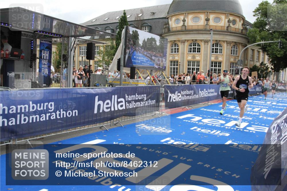 29.06.2025 - hella hamburg halbmarathon Michael Strokosch http://msf.ph/oto/8462312 29.06.2025 10:33:11 Ziel 1910, 6473, 14276, 17802 meine-sportfotos.de