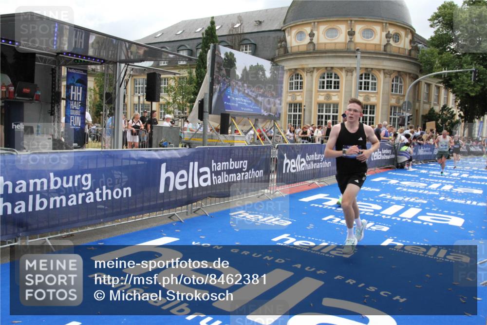 29.06.2025 - hella hamburg halbmarathon Michael Strokosch http://msf.ph/oto/8462381 29.06.2025 10:33:11 Ziel 1910, 6473, 14276, 17802 meine-sportfotos.de