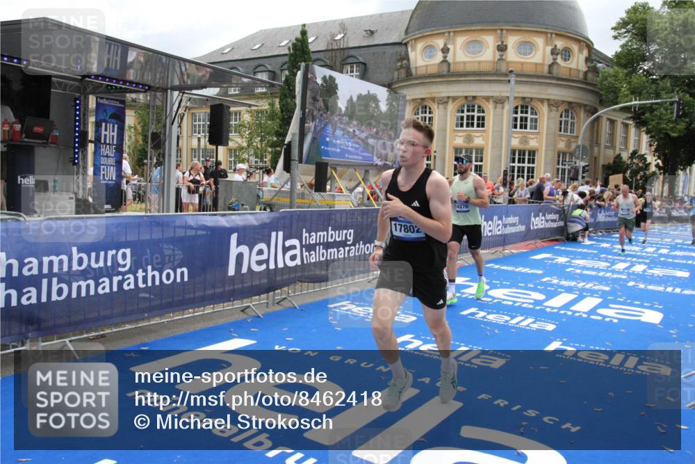 29.06.2025 - hella hamburg halbmarathon Michael Strokosch http://msf.ph/oto/8462418 29.06.2025 10:33:12 Ziel 1910, 6473, 14276, 17802 meine-sportfotos.de