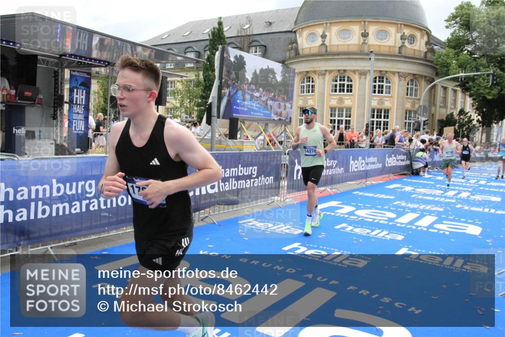 29.06.2025 - hella hamburg halbmarathon Michael Strokosch http://msf.ph/oto/8462442 29.06.2025 10:33:12 Ziel 1910, 6473, 14276, 17802 meine-sportfotos.de