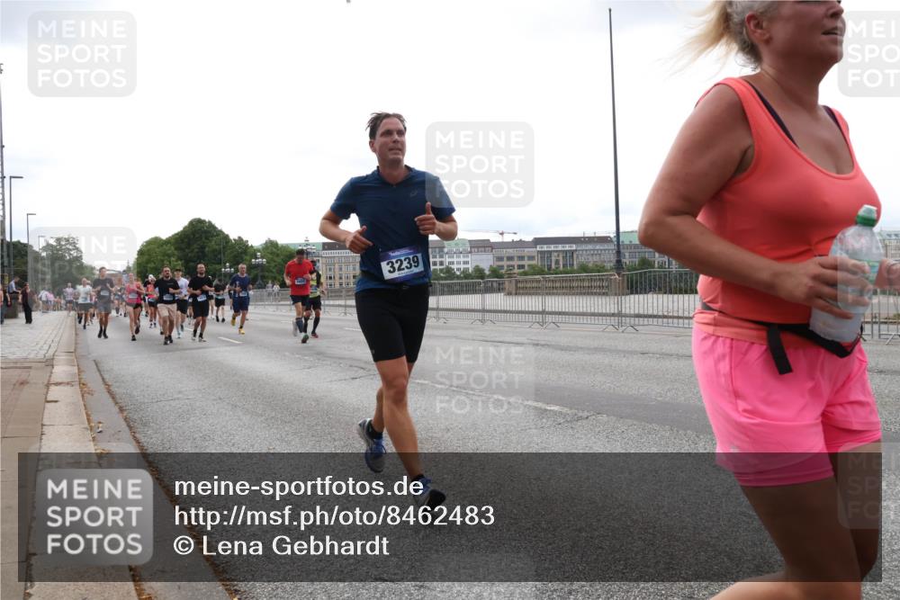 29.06.2025 - hella hamburg halbmarathon Lena Gebhardt http://msf.ph/oto/8462483 29.06.2025 10:32:04 Lombardsbrücke 3239, 1235, 1311, 1373, 1844, 1879, 1987, 2349, 2384, 2672, 2831, 2832, 2943, 3022, 3221, 3239, 3358, 3396, 3397, 3424, 3571, 3681, 3707, 3751, 3752, 3778, 3822, 4314, 4365, 4605, 4877, 4924, 5156, 5496, 5601, 5658, 5743, 5965, 6160, 6218, 6252, 6640, 6718, 6727, 7135, 7239, 7295, 7334, 7344, 7535, 7570, 7695, 7789, 7816, 7898, 8124, 8175, 8304, 8538, 8620, 8787, 8806, 8914, 9078, 9104, 9125, 9206, 9478, 9812, 9883 meine-sportfotos.de