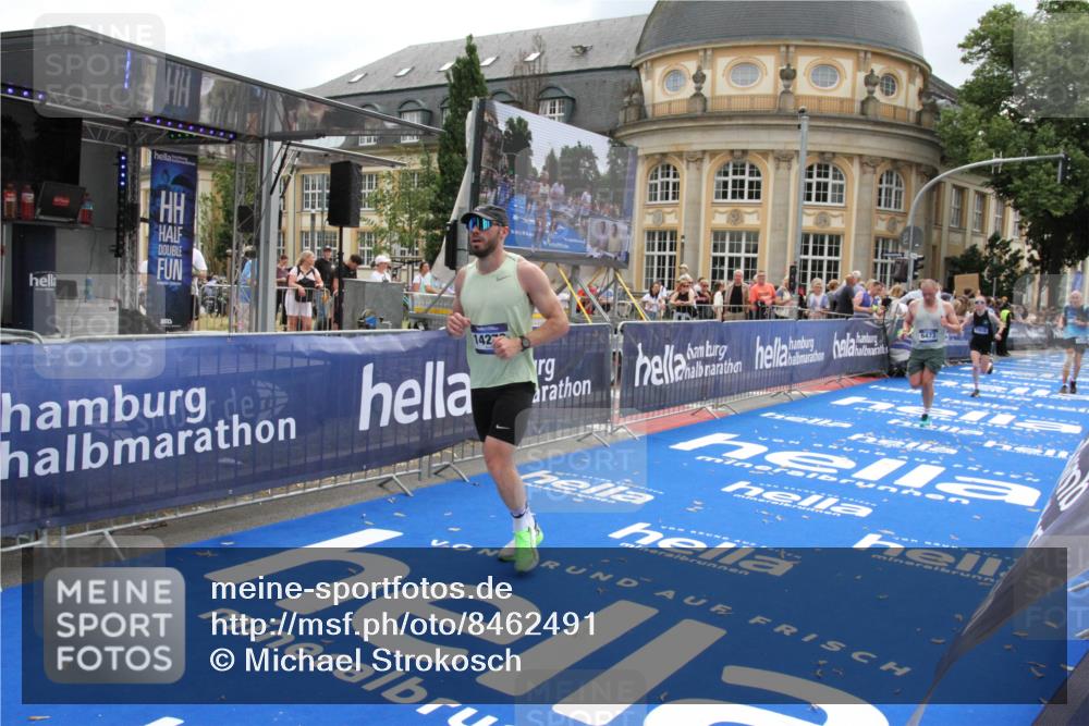 29.06.2025 - hella hamburg halbmarathon Michael Strokosch http://msf.ph/oto/8462491 29.06.2025 10:33:13 Ziel 1910, 6473, 14276, 17802 meine-sportfotos.de