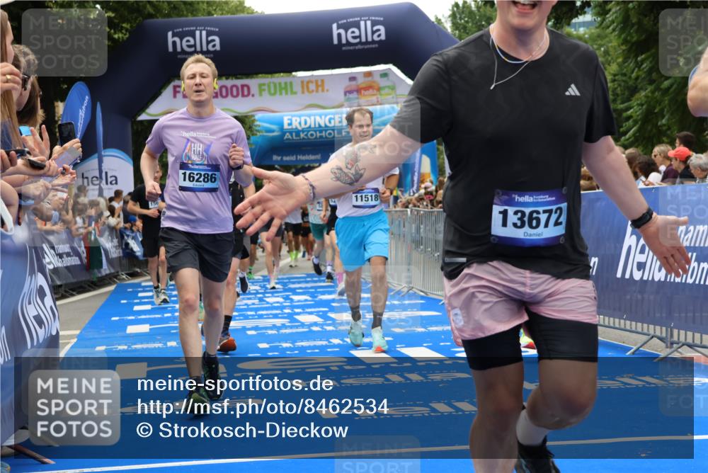 29.06.2025 - hella hamburg halbmarathon Strokosch-Dieckow http://msf.ph/oto/8462534 29.06.2025 10:47:16 Ziel 2274, 2623, 2864, 5024, 6134, 6168, 6203, 6373, 6716, 7480, 10208, 10211, 10423, 11077, 11491, 11518, 13007, 13672, 13782, 14722, 15611, 16089, 16286, 17718, 17915, 18856 meine-sportfotos.de