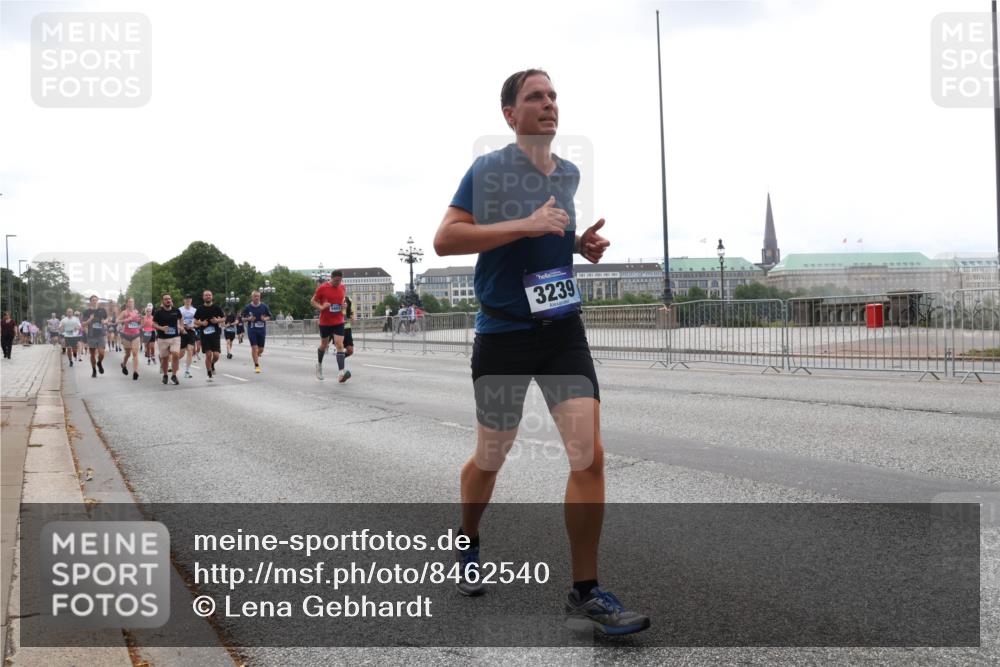 29.06.2025 - hella hamburg halbmarathon Lena Gebhardt http://msf.ph/oto/8462540 29.06.2025 10:32:04 Lombardsbrücke 3239, 1235, 1311, 1373, 1844, 1879, 1987, 2349, 2384, 2672, 2831, 2832, 2943, 3022, 3221, 3239, 3358, 3396, 3397, 3424, 3571, 3681, 3707, 3751, 3752, 3778, 3822, 4314, 4365, 4605, 4877, 4924, 5156, 5496, 5601, 5658, 5743, 5965, 6160, 6218, 6252, 6640, 6718, 6727, 7135, 7239, 7295, 7334, 7344, 7535, 7570, 7695, 7789, 7816, 7898, 8124, 8175, 8304, 8538, 8620, 8787, 8806, 8914, 9078, 9104, 9125, 9206, 9478, 9812, 9883 meine-sportfotos.de