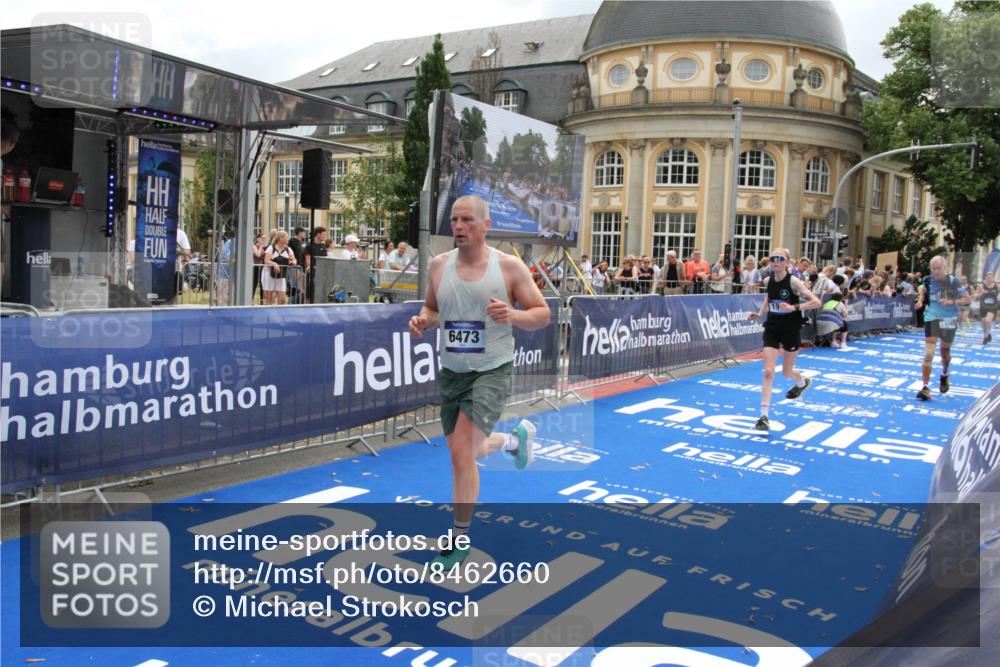29.06.2025 - hella hamburg halbmarathon Michael Strokosch http://msf.ph/oto/8462660 29.06.2025 10:33:15 Ziel 1910, 6473, 9047, 14167, 14276, 17175, 18455 meine-sportfotos.de