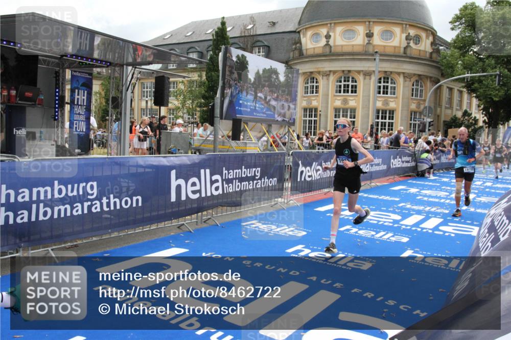29.06.2025 - hella hamburg halbmarathon Michael Strokosch http://msf.ph/oto/8462722 29.06.2025 10:33:15 Ziel 1910, 6473, 9047, 14167, 14276, 17175, 18455 meine-sportfotos.de