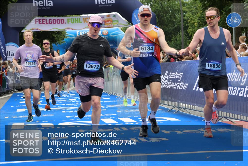 29.06.2025 - hella hamburg halbmarathon Strokosch-Dieckow http://msf.ph/oto/8462744 29.06.2025 10:47:15 Ziel 2623, 2864, 5024, 6134, 6168, 6203, 6373, 6716, 7480, 10208, 10211, 11491, 11518, 13007, 13672, 13782, 14722, 15611, 16089, 16286, 17718, 17915, 18856 meine-sportfotos.de