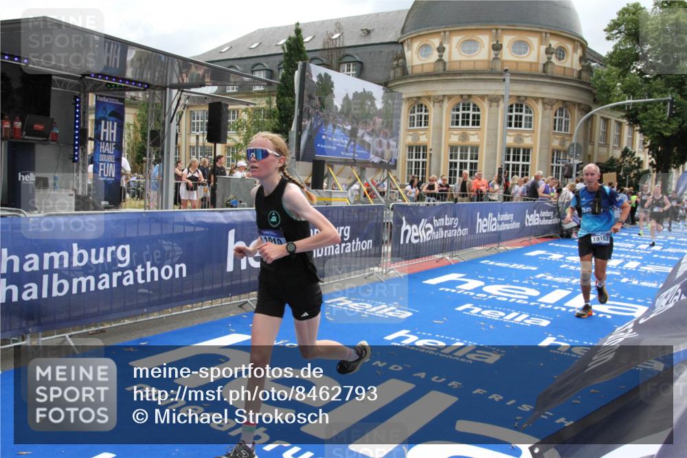 29.06.2025 - hella hamburg halbmarathon Michael Strokosch http://msf.ph/oto/8462793 29.06.2025 10:33:16 Ziel 1910, 6473, 7723, 9047, 14167, 17175, 18455 meine-sportfotos.de