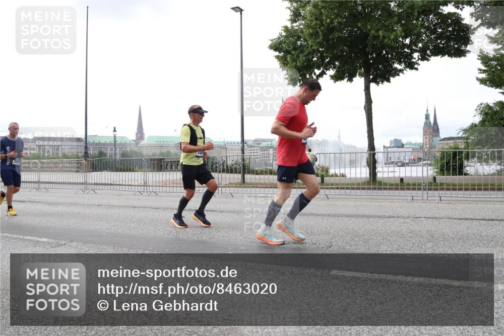 29.06.2025 - hella hamburg halbmarathon Lena Gebhardt http://msf.ph/oto/8463020 29.06.2025 10:32:07 Lombardsbrücke 7695, 1235, 1311, 1373, 1879, 1987, 2349, 2384, 2672, 2831, 2832, 2943, 3022, 3221, 3239, 3358, 3365, 3396, 3397, 3424, 3571, 3681, 3707, 3751, 3752, 3778, 3822, 4314, 4365, 4605, 4857, 4877, 4924, 5156, 5496, 5601, 5658, 5743, 5965, 6160, 6218, 6252, 6718, 6727, 7135, 7239, 7295, 7334, 7344, 7535, 7570, 7695, 7789, 7816, 7898, 8124, 8127, 8175, 8304, 8538, 8620, 8787, 8806, 8914, 8993, 9078, 9104, 9125, 9206, 9478, 9812, 9883 meine-sportfotos.de