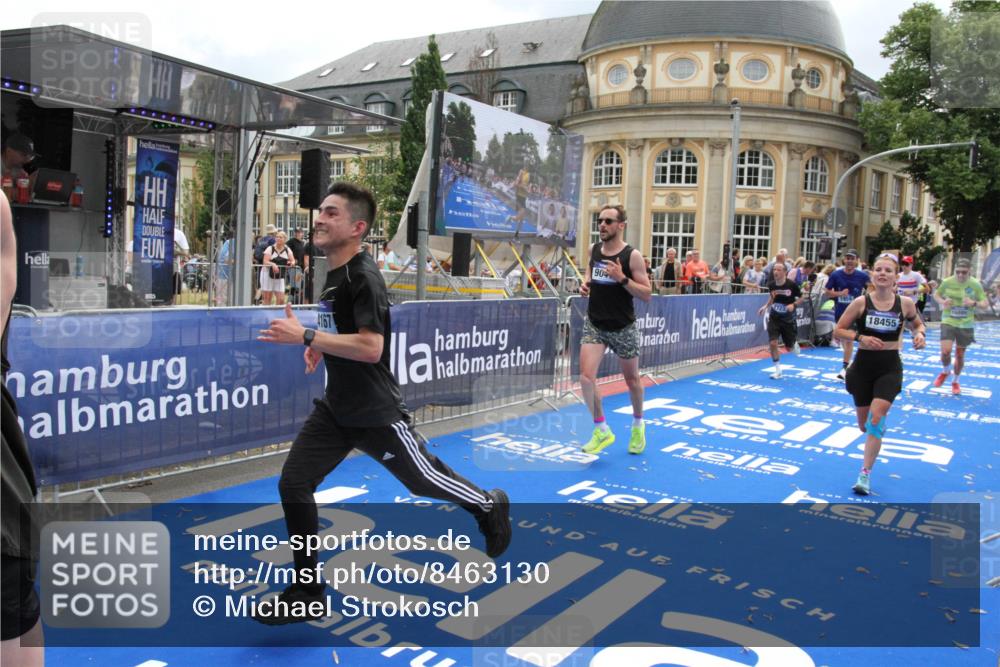 29.06.2025 - hella hamburg halbmarathon Michael Strokosch http://msf.ph/oto/8463130 29.06.2025 10:33:21 Ziel 1959, 4679, 7723, 9047, 14167, 16881, 17175, 18455 meine-sportfotos.de