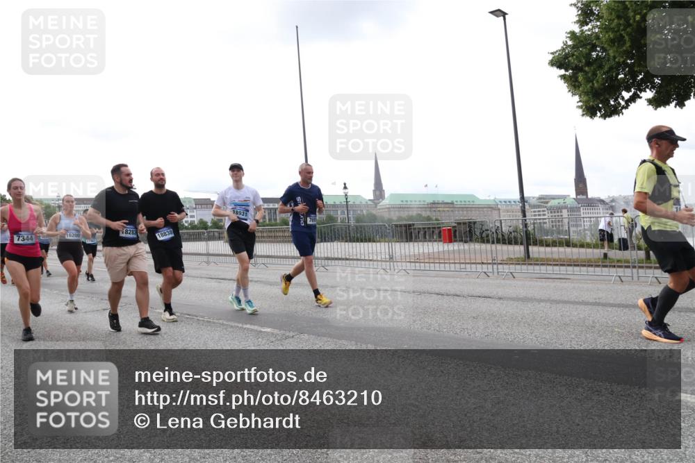29.06.2025 - hella hamburg halbmarathon Lena Gebhardt http://msf.ph/oto/8463210 29.06.2025 10:32:08 Lombardsbrücke 16200, 7344, 8283, 18931, 18838, 1235, 1311, 1373, 1879, 1987, 2349, 2384, 2672, 2831, 2832, 2943, 3022, 3221, 3239, 3358, 3365, 3396, 3397, 3424, 3571, 3681, 3707, 3751, 3752, 3778, 3822, 4314, 4365, 4605, 4857, 4877, 4924, 5156, 5496, 5601, 5658, 5743, 6160, 6218, 6252, 6718, 6727, 7135, 7239, 7295, 7334, 7344, 7535, 7570, 7695, 7789, 7816, 7898, 8124, 8127, 8175, 8304, 8538, 8620, 8787, 8806, 8914, 8993, 9078, 9104, 9125, 9206, 9478 meine-sportfotos.de