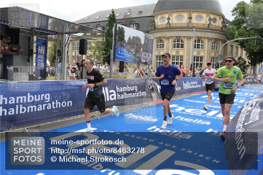 29.06.2025 - hella hamburg halbmarathon Michael Strokosch http://msf.ph/oto/8463278 29.06.2025 10:33:23 Ziel 1959, 4679, 7723, 9047, 14167, 16881, 17175, 17489, 18455 meine-sportfotos.de
