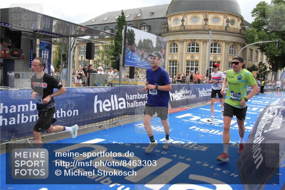 29.06.2025 - hella hamburg halbmarathon Michael Strokosch http://msf.ph/oto/8463303 29.06.2025 10:33:23 Ziel 1959, 4679, 7723, 9047, 14167, 16881, 17175, 17489, 18455 meine-sportfotos.de