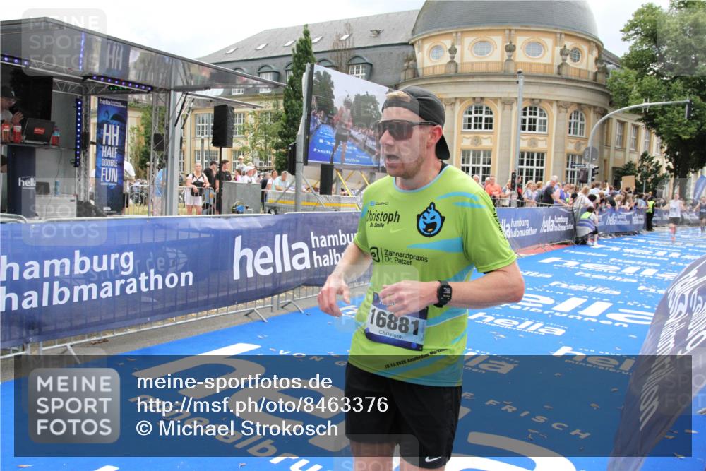 29.06.2025 - hella hamburg halbmarathon Michael Strokosch http://msf.ph/oto/8463376 29.06.2025 10:33:24 Ziel 1959, 4679, 7723, 9047, 16881, 17056, 17489, 18455 meine-sportfotos.de