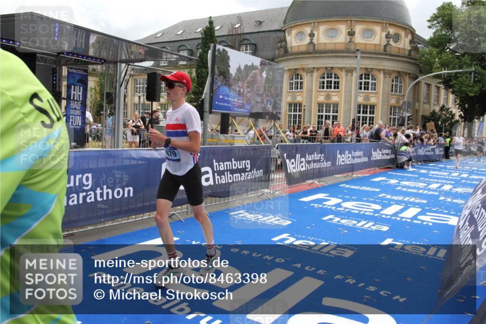 29.06.2025 - hella hamburg halbmarathon Michael Strokosch http://msf.ph/oto/8463398 29.06.2025 10:33:25 Ziel 1959, 4679, 7723, 8956, 16881, 17056, 17489 meine-sportfotos.de