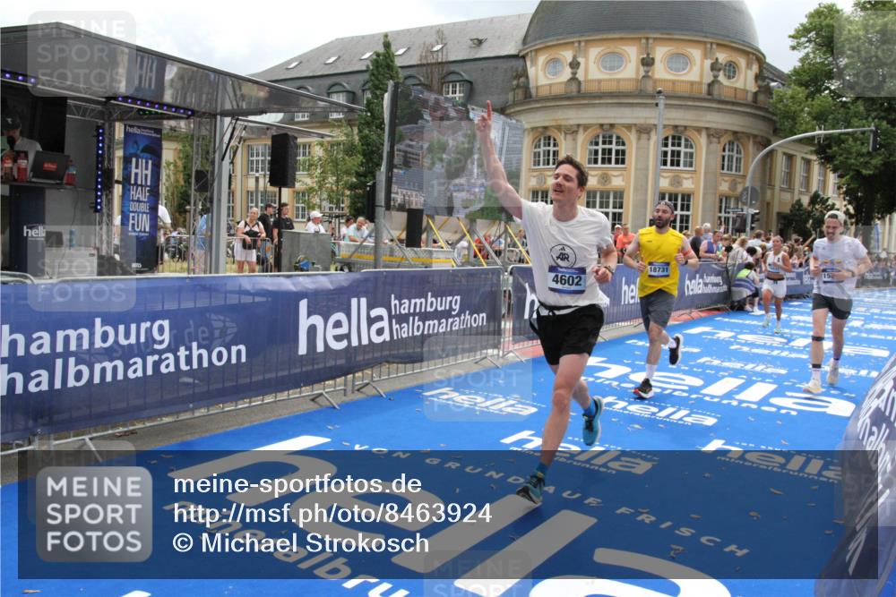 29.06.2025 - hella hamburg halbmarathon Michael Strokosch http://msf.ph/oto/8463924 29.06.2025 10:33:33 Ziel 4602, 8956, 15326, 16931, 17056, 18731, 18854 meine-sportfotos.de