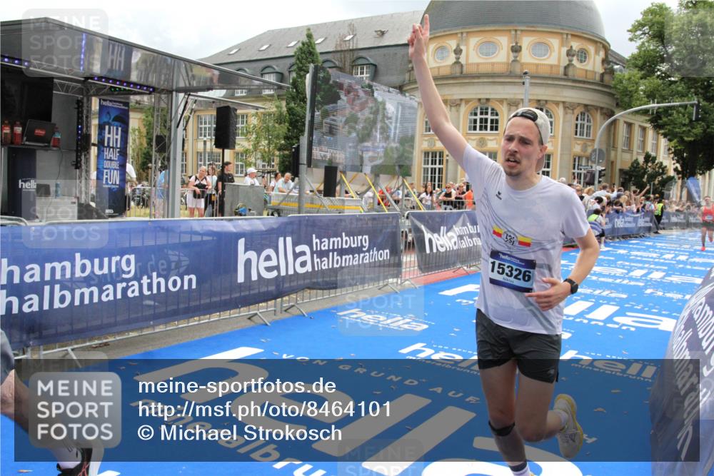 29.06.2025 - hella hamburg halbmarathon Michael Strokosch http://msf.ph/oto/8464101 29.06.2025 10:33:35 Ziel 1053, 4602, 8312, 15326, 16931, 18731, 18854 meine-sportfotos.de