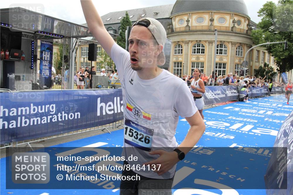 29.06.2025 - hella hamburg halbmarathon Michael Strokosch http://msf.ph/oto/8464137 29.06.2025 10:33:35 Ziel 1053, 4602, 8312, 15326, 16931, 18731, 18854 meine-sportfotos.de