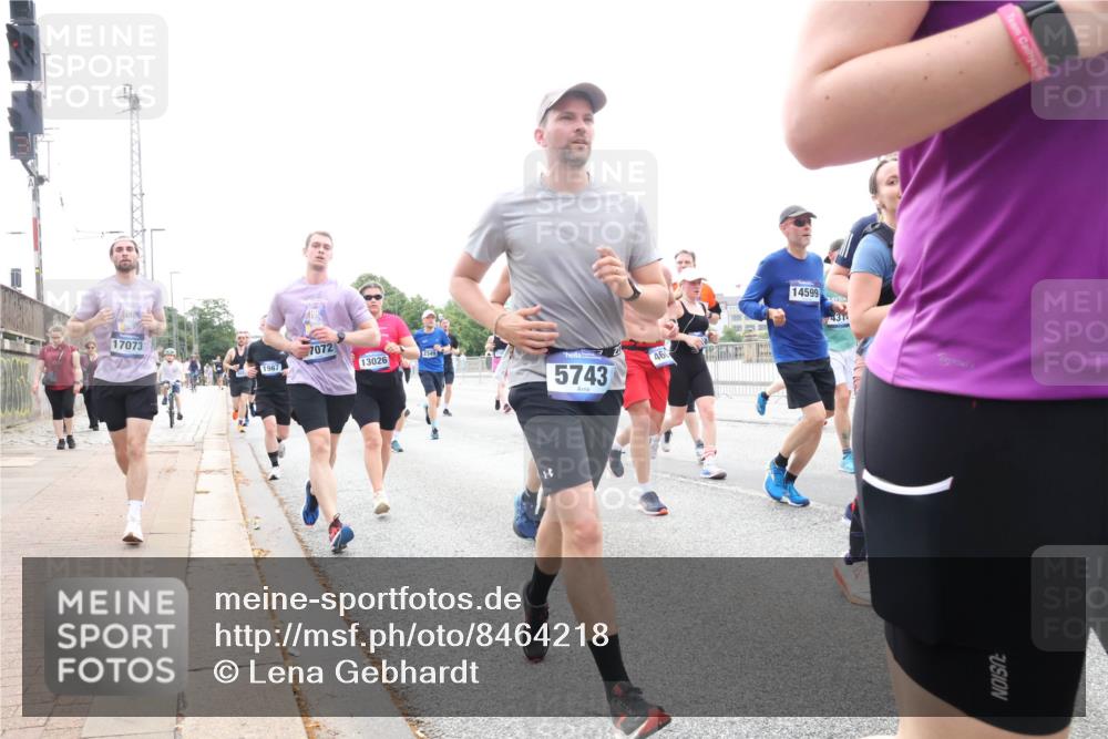 29.06.2025 - hella hamburg halbmarathon Lena Gebhardt http://msf.ph/oto/8464218 29.06.2025 10:32:17 Lombardsbrücke 17073, 1987, 7072, 13026, 5743, 460, 2349, 14599, 431, 1199, 1311, 1640, 1987, 2349, 2384, 2672, 2943, 3022, 3221, 3239, 3358, 3365, 3653, 3707, 3751, 3752, 3778, 3822, 4314, 4365, 4605, 4857, 4877, 4924, 5156, 5496, 5601, 5658, 5743, 5783, 5871, 5941, 6218, 6228, 6252, 6312, 6315, 6718, 6727, 7135, 7239, 7295, 7344, 7468, 7535, 7570, 7695, 7702, 7789, 7816, 7898, 8124, 8127, 8175, 8303, 8538, 8625, 8787, 8840, 8914, 8993, 9125, 9206, 10002 meine-sportfotos.de