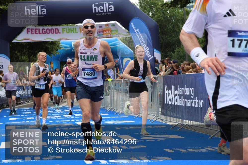 29.06.2025 - hella hamburg halbmarathon Strokosch-Dieckow http://msf.ph/oto/8464296 29.06.2025 10:47:11 Ziel 1460, 2623, 4093, 6134, 6168, 6203, 6373, 6700, 6716, 7480, 7908, 10208, 10211, 12579, 13007, 13672, 15684, 16286, 17718, 17915, 18856 meine-sportfotos.de
