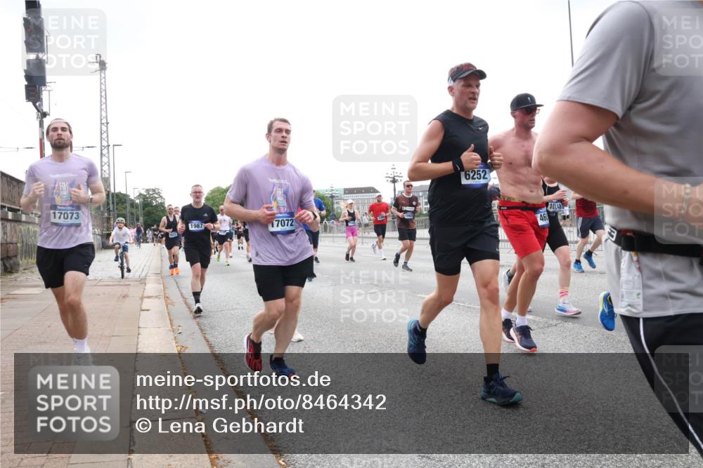 29.06.2025 - hella hamburg halbmarathon Lena Gebhardt http://msf.ph/oto/8464342 29.06.2025 10:32:17 Lombardsbrücke 17073, 6252, 1987, 17072, 10248, 460, 1199, 1311, 1640, 1987, 2349, 2384, 2672, 2943, 3022, 3221, 3239, 3358, 3365, 3653, 3707, 3751, 3752, 3778, 3822, 4314, 4365, 4605, 4857, 4877, 4924, 5156, 5496, 5601, 5658, 5743, 5783, 5871, 5941, 6218, 6228, 6252, 6312, 6315, 6718, 6727, 7135, 7239, 7295, 7344, 7468, 7535, 7570, 7695, 7702, 7789, 7816, 7898, 8124, 8127, 8175, 8303, 8538, 8625, 8787, 8840, 8914, 8993, 9125, 9206, 10002 meine-sportfotos.de
