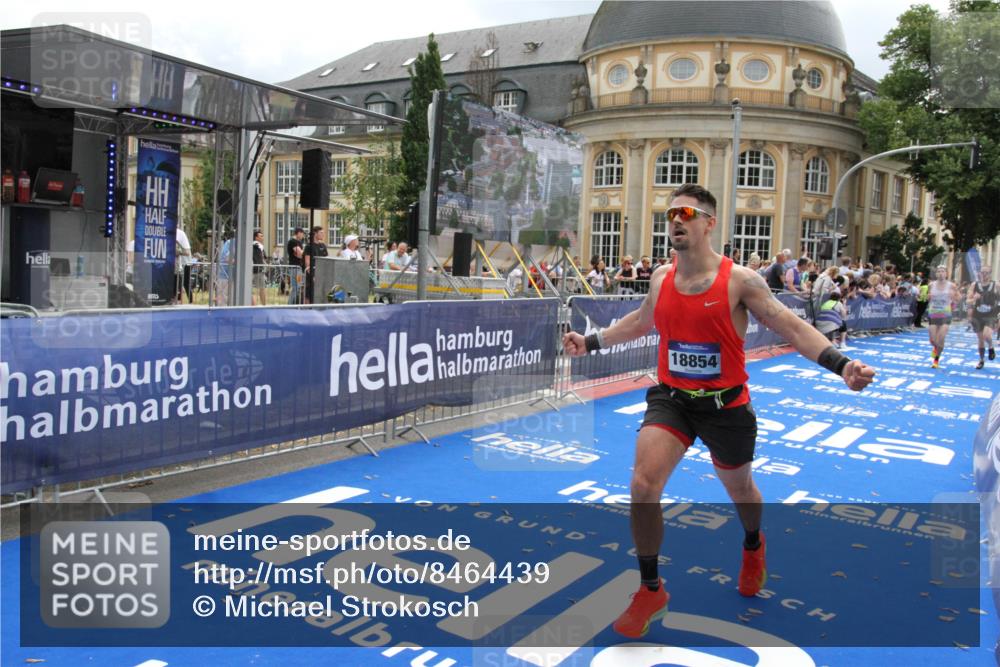 29.06.2025 - hella hamburg halbmarathon Michael Strokosch http://msf.ph/oto/8464439 29.06.2025 10:33:39 Ziel 1053, 1396, 2836, 8312, 12595, 14975, 17191, 18854 meine-sportfotos.de