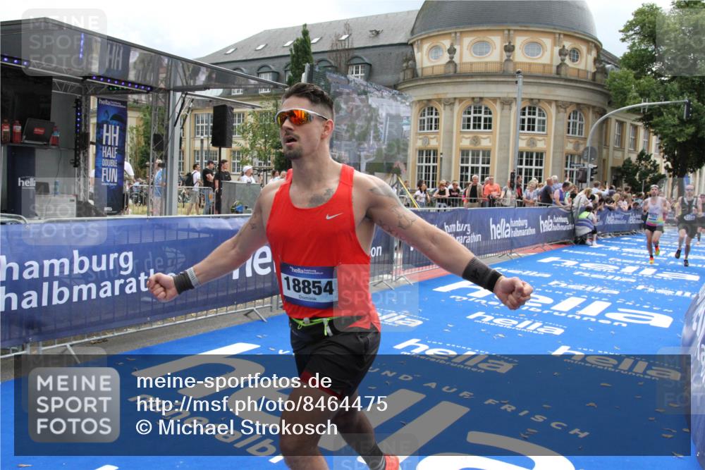 29.06.2025 - hella hamburg halbmarathon Michael Strokosch http://msf.ph/oto/8464475 29.06.2025 10:33:39 Ziel 1053, 1396, 2836, 8312, 12595, 14975, 17191, 18854 meine-sportfotos.de
