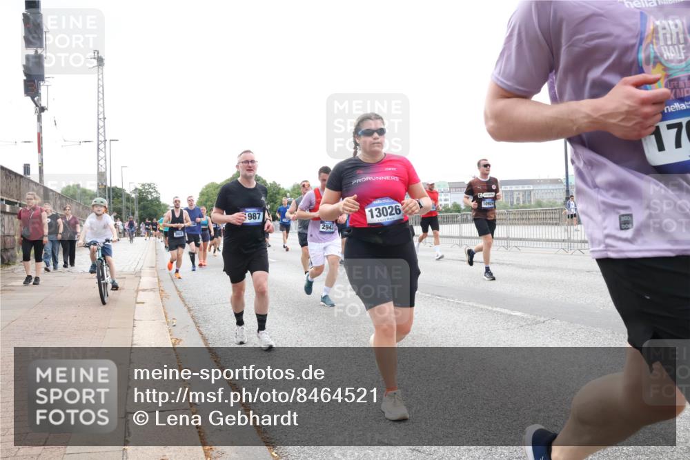 29.06.2025 - hella hamburg halbmarathon Lena Gebhardt http://msf.ph/oto/8464521 29.06.2025 10:32:18 Lombardsbrücke 987, 2943, 13026, 170, 1199, 1311, 1640, 1987, 2349, 2384, 2672, 2943, 3022, 3221, 3239, 3358, 3365, 3653, 3707, 3751, 3752, 3778, 3822, 4314, 4365, 4605, 4857, 4877, 4924, 5156, 5496, 5601, 5658, 5743, 5783, 5871, 5941, 6218, 6228, 6252, 6312, 6315, 6718, 6727, 7135, 7239, 7295, 7344, 7468, 7535, 7570, 7695, 7702, 7789, 7816, 7898, 8124, 8127, 8175, 8303, 8538, 8625, 8787, 8840, 8914, 8993, 9125, 9206, 10002 meine-sportfotos.de