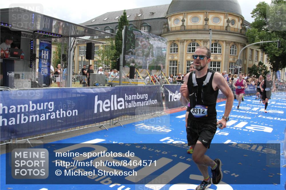 29.06.2025 - hella hamburg halbmarathon Michael Strokosch http://msf.ph/oto/8464571 29.06.2025 10:33:42 Ziel 1053, 1396, 2836, 8312, 12595, 14975, 16755, 17191 meine-sportfotos.de