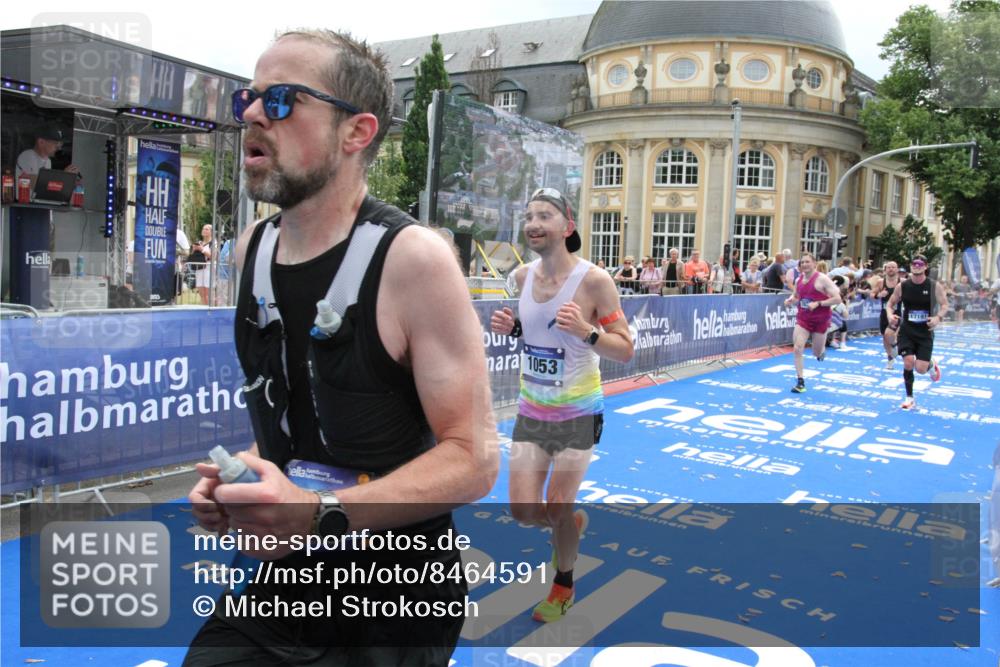 29.06.2025 - hella hamburg halbmarathon Michael Strokosch http://msf.ph/oto/8464591 29.06.2025 10:33:42 Ziel 1053, 1396, 2836, 8312, 12595, 14975, 16755, 17191 meine-sportfotos.de