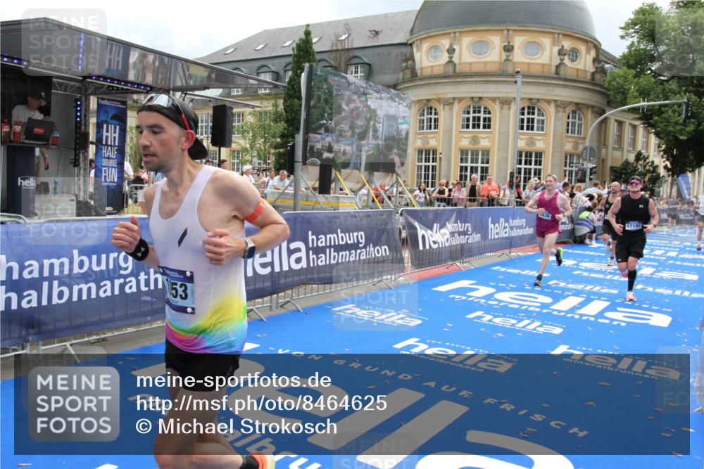 29.06.2025 - hella hamburg halbmarathon Michael Strokosch http://msf.ph/oto/8464625 29.06.2025 10:33:42 Ziel 1053, 1396, 2836, 8312, 12595, 14975, 16755, 17191 meine-sportfotos.de
