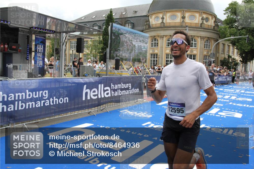 29.06.2025 - hella hamburg halbmarathon Michael Strokosch http://msf.ph/oto/8464936 29.06.2025 10:33:46 Ziel 1396, 2228, 2746, 2836, 4246, 5193, 12595, 14975, 16755, 17191 meine-sportfotos.de