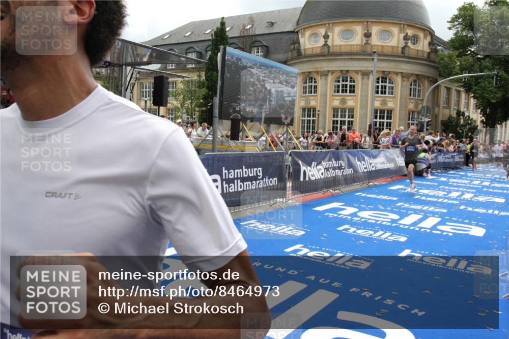 29.06.2025 - hella hamburg halbmarathon Michael Strokosch http://msf.ph/oto/8464973 29.06.2025 10:33:46 Ziel 1396, 2228, 2746, 2836, 4246, 5193, 12595, 14975, 16755, 17191 meine-sportfotos.de