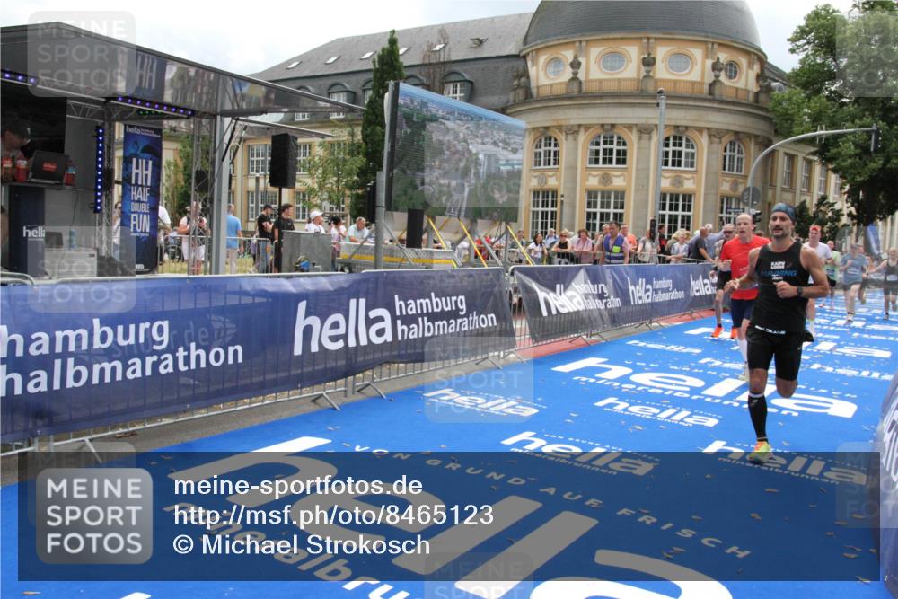 29.06.2025 - hella hamburg halbmarathon Michael Strokosch http://msf.ph/oto/8465123 29.06.2025 10:33:50 Ziel 1743, 2228, 2243, 2746, 4246, 5193, 13771, 14310, 14466, 16243, 16755 meine-sportfotos.de
