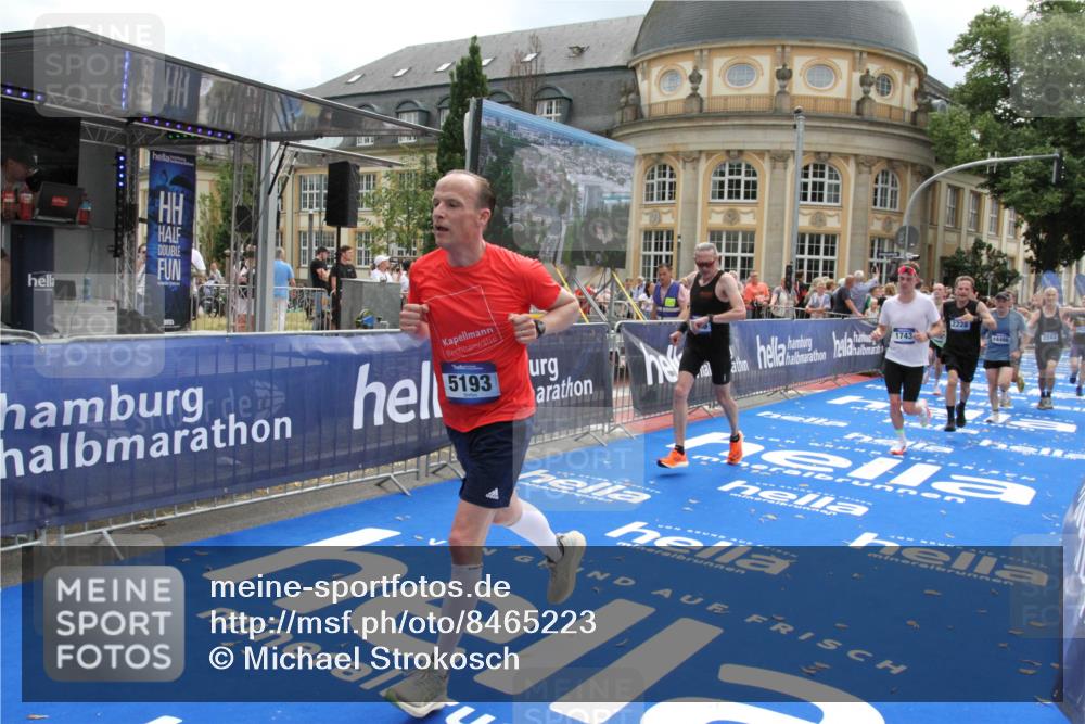 29.06.2025 - hella hamburg halbmarathon Michael Strokosch http://msf.ph/oto/8465223 29.06.2025 10:33:51 Ziel 1743, 2228, 2243, 2746, 4246, 5193, 10865, 13771, 14310, 14466, 16243 meine-sportfotos.de