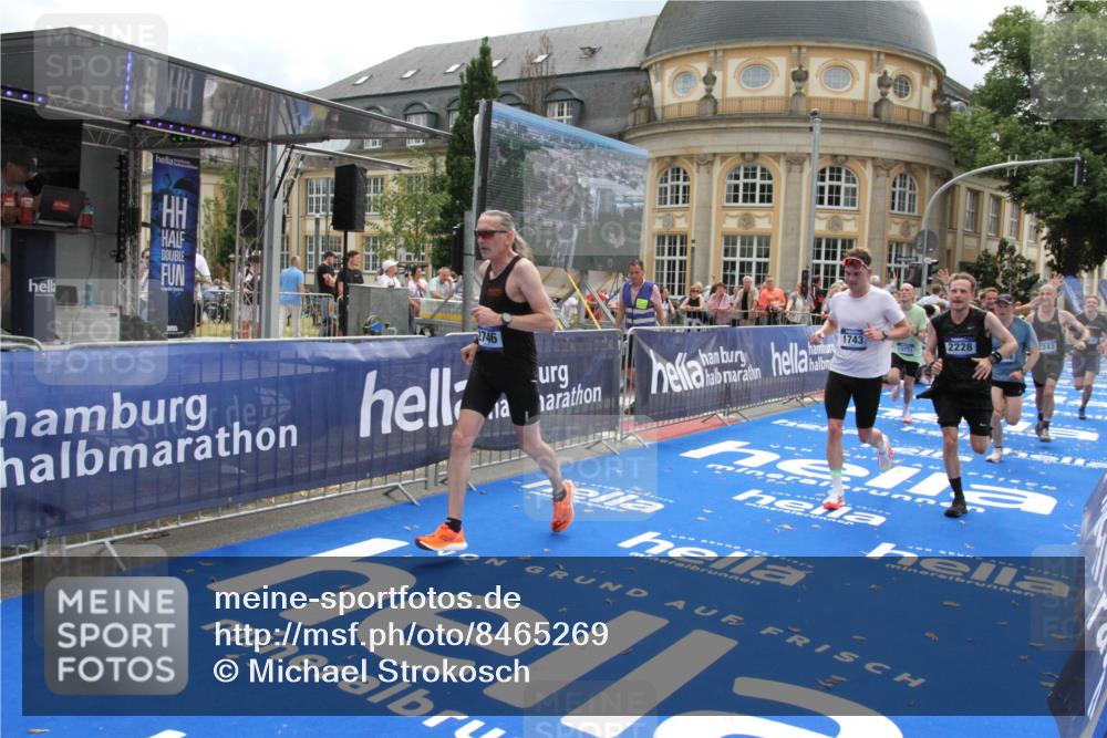 29.06.2025 - hella hamburg halbmarathon Michael Strokosch http://msf.ph/oto/8465269 29.06.2025 10:33:52 Ziel 1743, 2228, 2243, 2746, 4246, 5193, 10865, 13771, 14310, 14466, 16243 meine-sportfotos.de