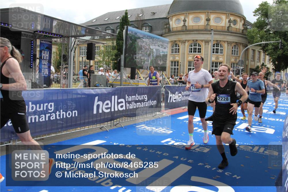29.06.2025 - hella hamburg halbmarathon Michael Strokosch http://msf.ph/oto/8465285 29.06.2025 10:33:53 Ziel 1743, 2228, 2243, 2746, 4246, 5193, 10865, 13771, 14310, 14466, 16243 meine-sportfotos.de
