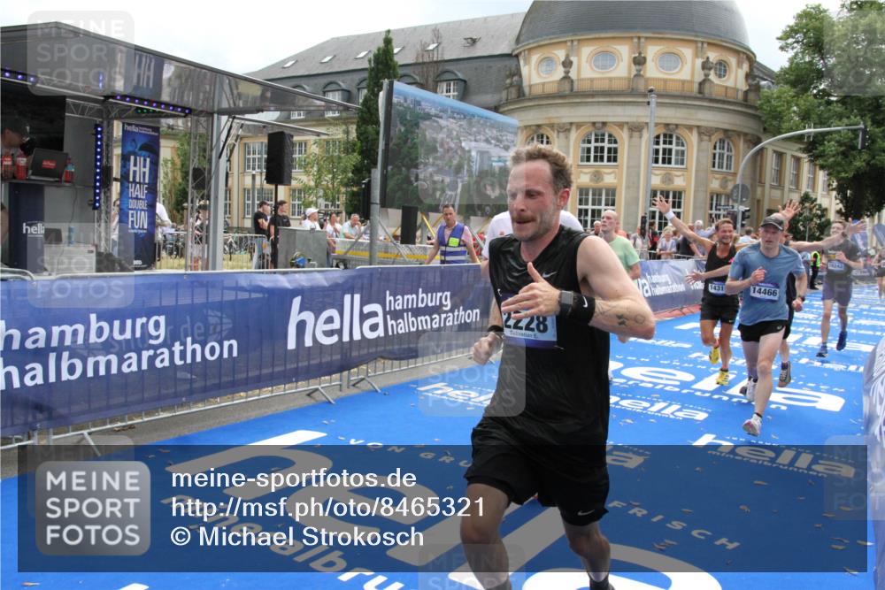 29.06.2025 - hella hamburg halbmarathon Michael Strokosch http://msf.ph/oto/8465321 29.06.2025 10:33:53 Ziel 1743, 2228, 2243, 2746, 4246, 5193, 10865, 13771, 14310, 14466, 16243 meine-sportfotos.de