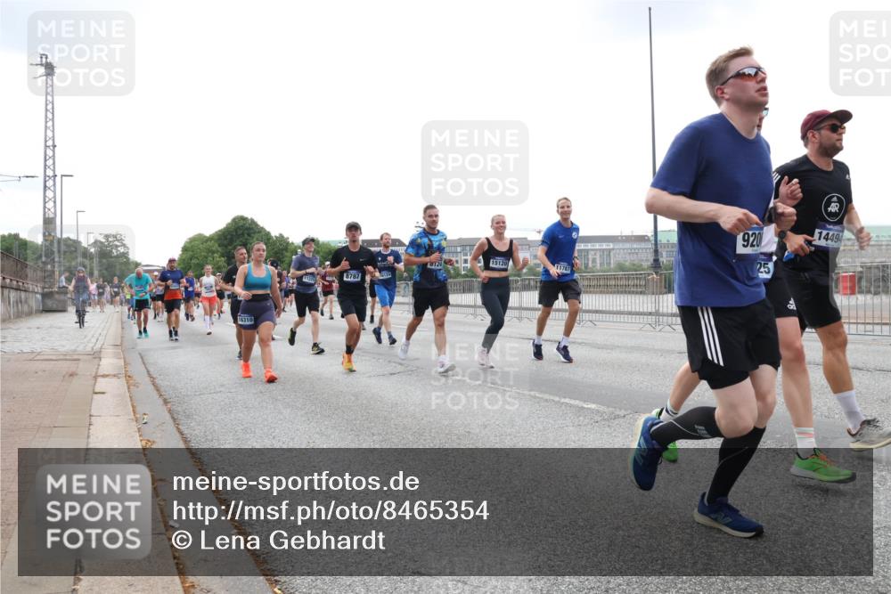 29.06.2025 - hella hamburg halbmarathon Lena Gebhardt http://msf.ph/oto/8465354 29.06.2025 10:32:23 Lombardsbrücke 16310, 0124, 15120, 11787, 11225, 8787, 920, 25, 14494, 8, 1199, 1311, 1640, 1987, 2349, 2384, 2943, 3022, 3221, 3358, 3365, 3653, 3670, 3707, 3752, 3778, 3822, 4314, 4365, 4605, 4857, 4924, 5156, 5496, 5601, 5658, 5743, 5783, 5871, 5941, 6218, 6228, 6252, 6312, 6315, 7135, 7239, 7295, 7308, 7309, 7344, 7468, 7531, 7535, 7570, 7633, 7695, 7702, 7749, 7750, 7789, 7816, 8124, 8127, 8175, 8303, 8538, 8625, 8787, 8840, 8914, 8993, 9010, 9125, 9206, 10002, 10048 meine-sportfotos.de