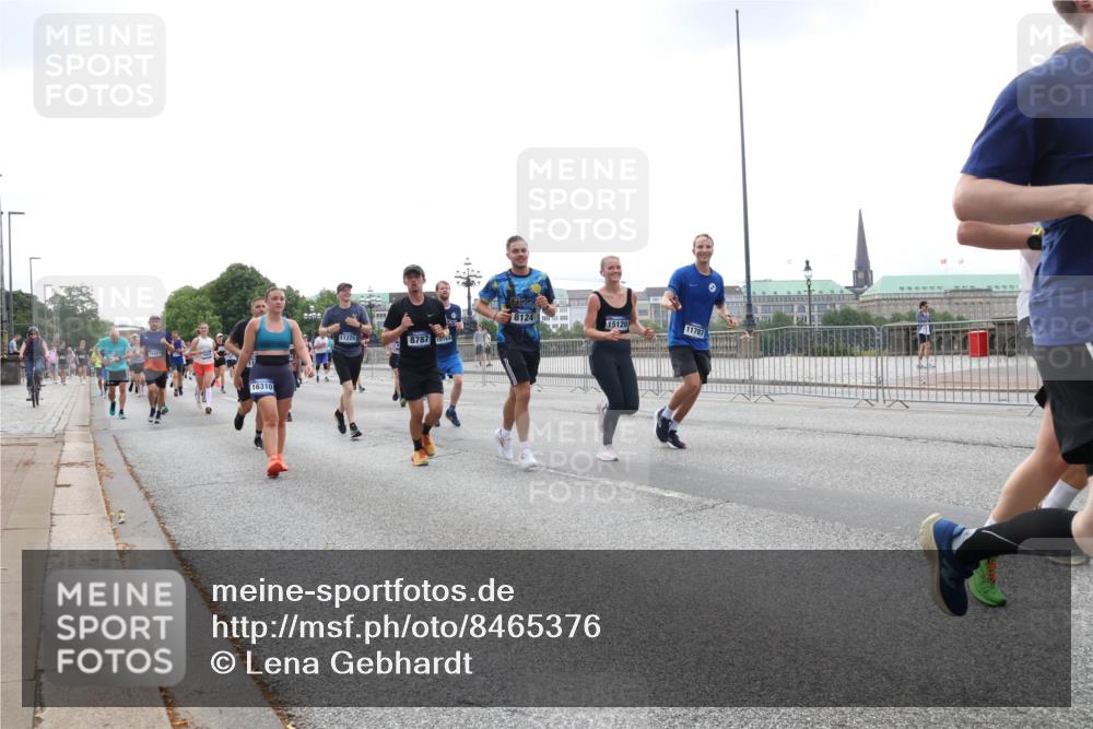 29.06.2025 - hella hamburg halbmarathon Lena Gebhardt http://msf.ph/oto/8465376 29.06.2025 10:32:23 Lombardsbrücke 1199, 1311, 1640, 1987, 2349, 2384, 2943, 3022, 3221, 3358, 3365, 3653, 3670, 3707, 3752, 3778, 3822, 4314, 4365, 4605, 4857, 4924, 5156, 5496, 5601, 5658, 5743, 5783, 5871, 5941, 6218, 6228, 6252, 6312, 6315, 7135, 7239, 7295, 7308, 7309, 7344, 7468, 7531, 7535, 7570, 7633, 7695, 7702, 7749, 7750, 7789, 7816, 8124, 8127, 8175, 8303, 8538, 8625, 8787, 8840, 8914, 8993, 9010, 9125, 9206, 10002, 10048 meine-sportfotos.de